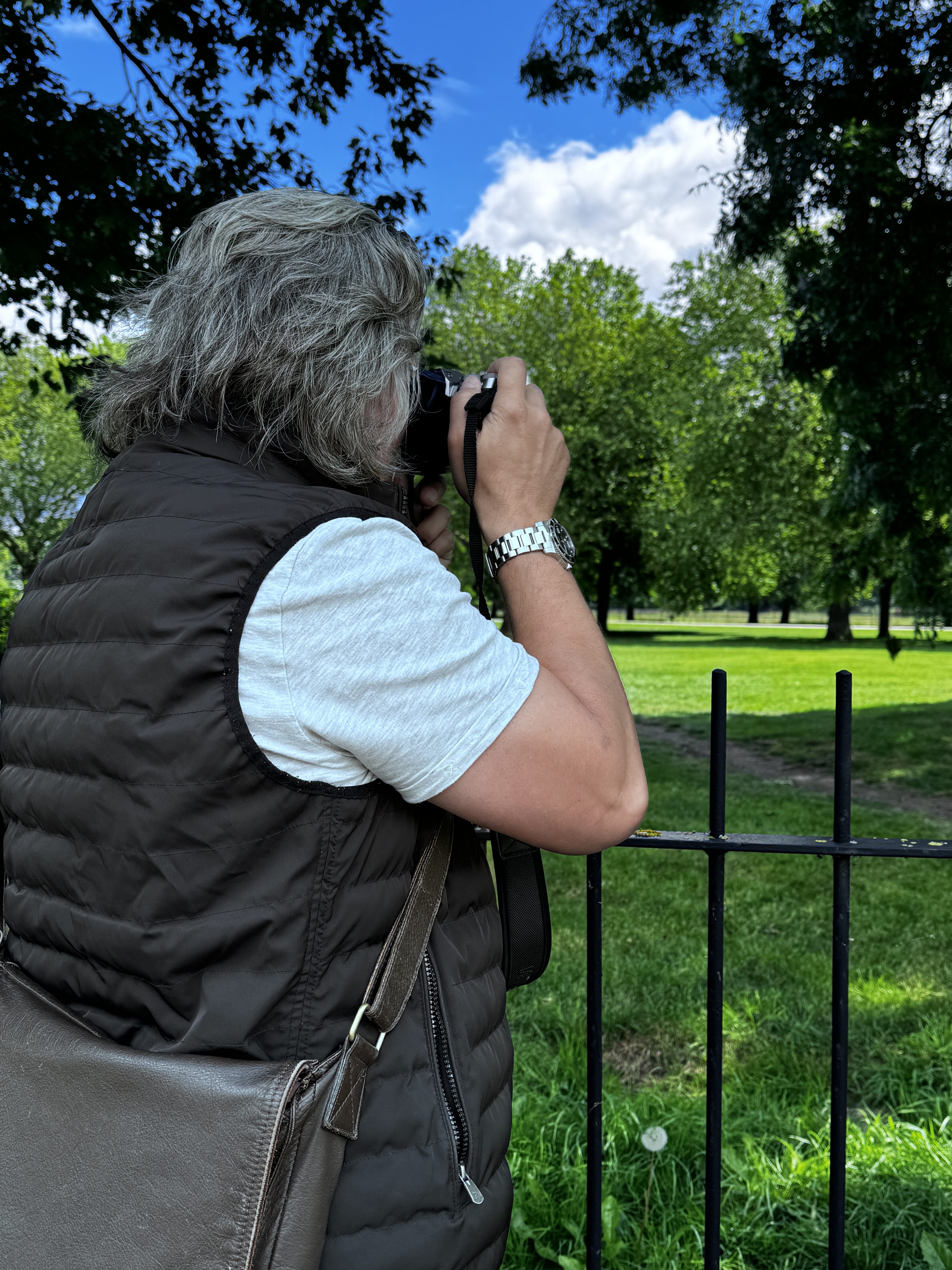Detektiv der Detektei Beyer arbeitet in Sachsen an einem Ermittlungsfall mit Blick auf sächsische Stadtlandschaft