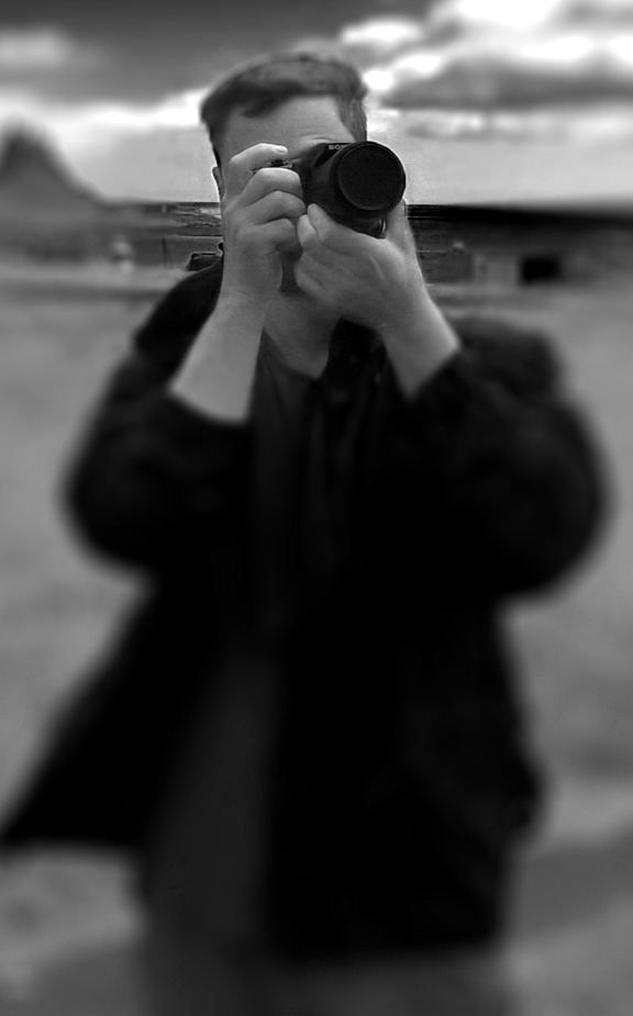 Detektiv ermitteltBeweise und Dokumente, um Wahrheit und Klarheit in einem Fall zu schaffen